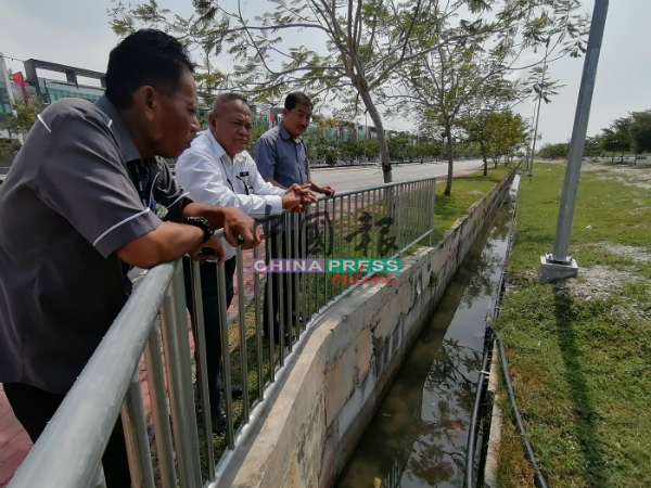 艾占沙益（左起）、尤索夫及黄金城巡视吉里望广场通往潜水艇博物馆路的沟渠。