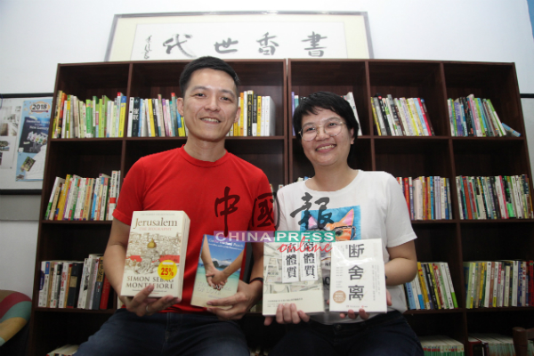 林小琬（右起）及蔡富源热爱阅读，也毫不吝啬推广阅读风气。