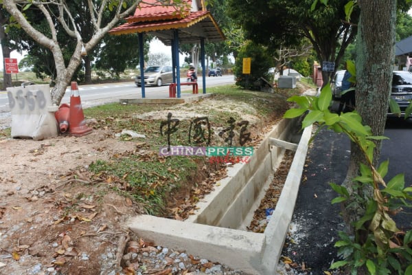 佳迪花园入口处面向日落洞义山，大雨时积水会往花园区流。