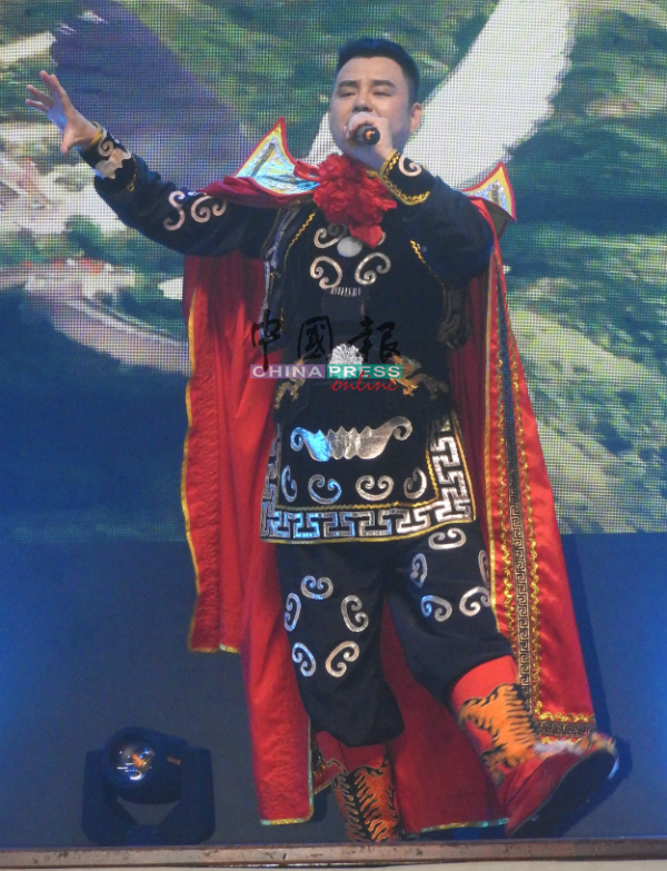 卫东能变，又能唱，完成变表演后，为观众呈献歌曲。