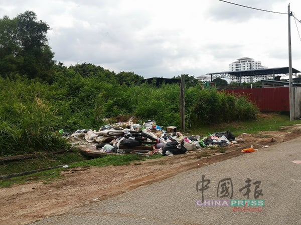 路旁的一片空地沦为小型垃圾场，影响市容。