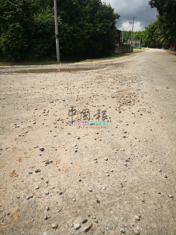 道路破损，小石头布满路上，对摩哆骑士性命安全构成威胁。