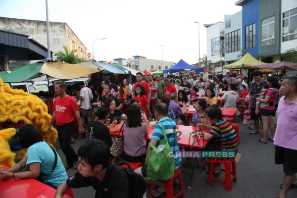 玛琳夜市美食街正式开跑，吸引大批饕客捧场，好不热闹。