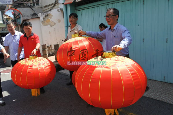 豆腐街获得商家赞助36吋的大红灯龙。