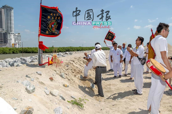 勇全殿人员在双岛城一带驻扎兵营，为众神兵将准备住宿地点。