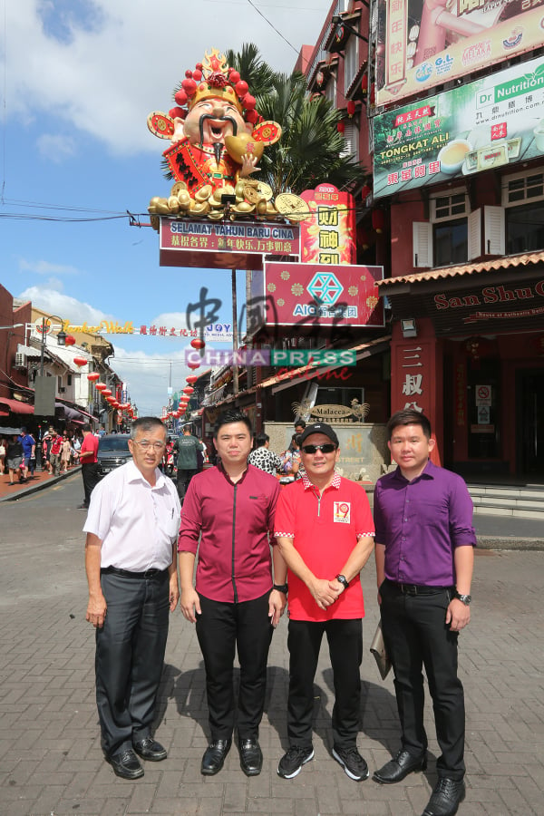 陈劲源（左起）、许家勋、李传财及罗明亮在目前坐镇鸡场街文化坊的“老板兴兴”财神爷吉祥物前。