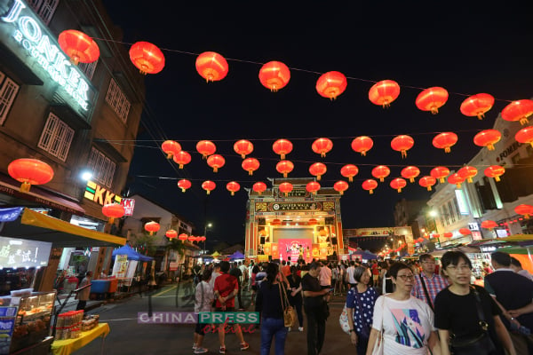 鸡场街舞台前的灯笼在去年杪已率先挂上。