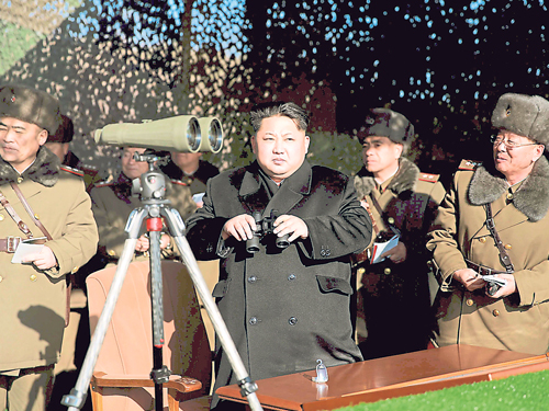朝鮮領導人金正恩（中）週二在一處未透露的地點觀看人民軍砲兵部隊射擊比賽。（路透社）