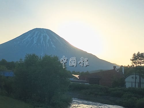 意外拍到的富士山，淡淡的陽光加上積雪，瞬間構成美麗圖片。