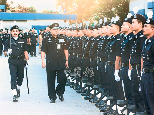 卡立（左2）在武吉阿曼警察总部的常月集会，检阅警方仪仗队。