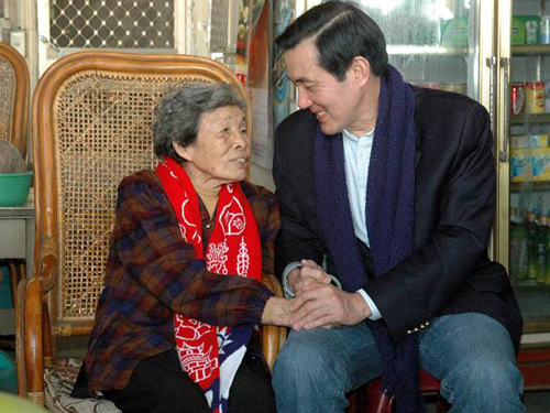 台灣總統馬英九（右）曾多次南下探望小桃阿嬤。（檔案照）