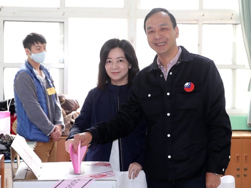 國民黨候選人朱立倫（右）帶著妻子高婉倩投票。（圖：歐新社）