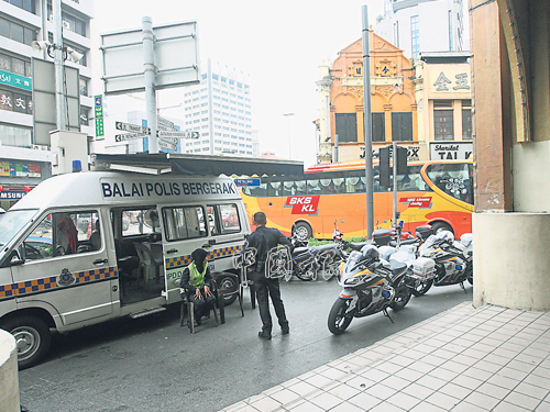 流動警車駐守在大家購物廣場和茨廠街附近。