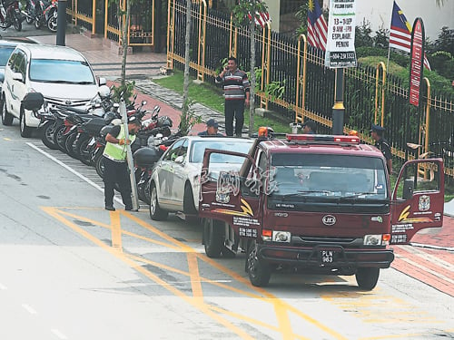 檳島市政廳鎖車輪政策推行至今，民眾各有看法，違例車子被拖走，有人認為違例就該被對付，也有人要求當局執法手法別太強硬，應通融。