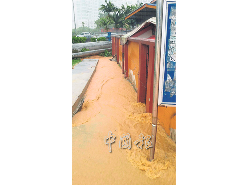 上週五（15日）午後一場大雨，黃泥從山上狂瀉衝向地勢較低的吉隆坡四英哩半舊巴生路巴剎。 