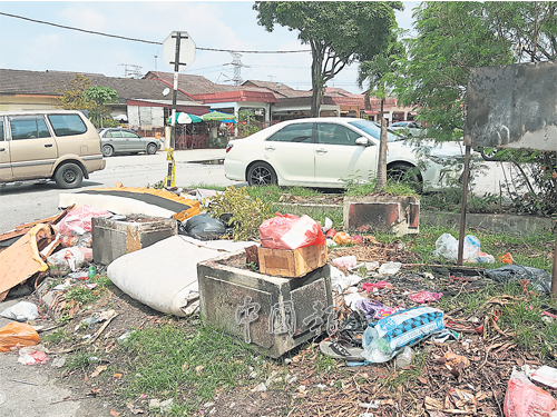 中路芭胡姬花園住宅區及商業區路肩垃圾日益嚴重。