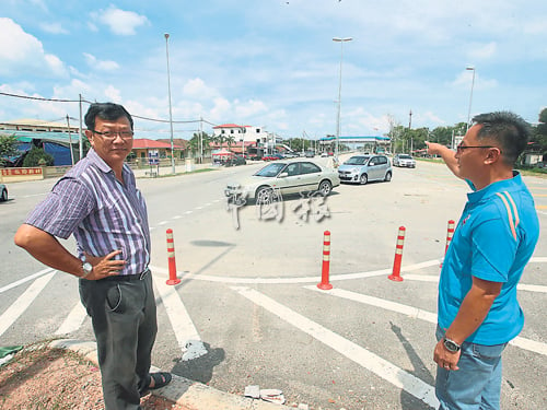 獲提升后的道路設計，武吉巴東路只能右轉進新村6路，無法再如過往般自由進出，右起是陳乙銘和湯添房。