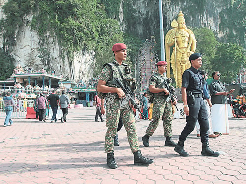 軍警在黑風洞進行巡視。