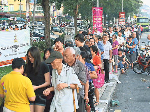 人行道排起长长人龙，读者们守秩序地换取赠品。