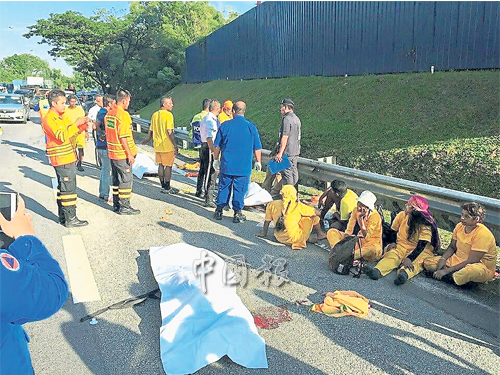 车祸后现场一片凌乱，其他步行者看着3名横死现场的同伴尸体，心有余悸。 （摄影：陈梓健）