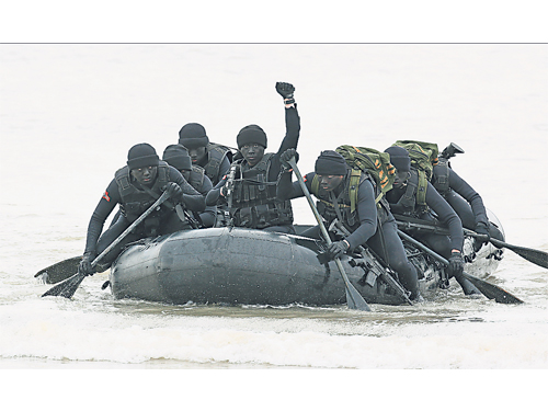 海龍蛙兵部隊隊員登上橡皮艇，實施海上撤離演習。（美聯社）