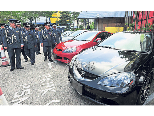 南利（右）巡視關稅局起獲的新加坡報廢豪華車。