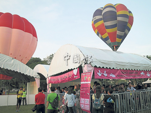 週二早上7時許，已見民眾排隊索取升空的輪候號碼。