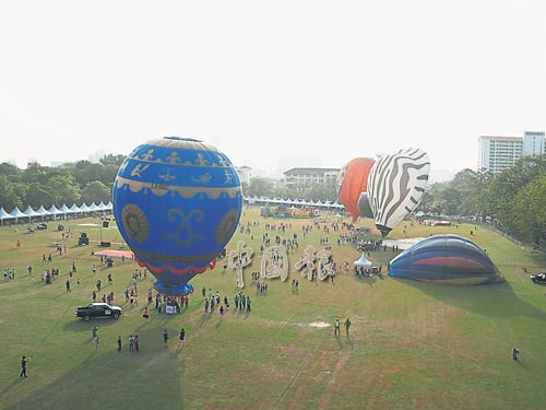 熱氣球升高至30尺高度，飽覽馬球場全景。