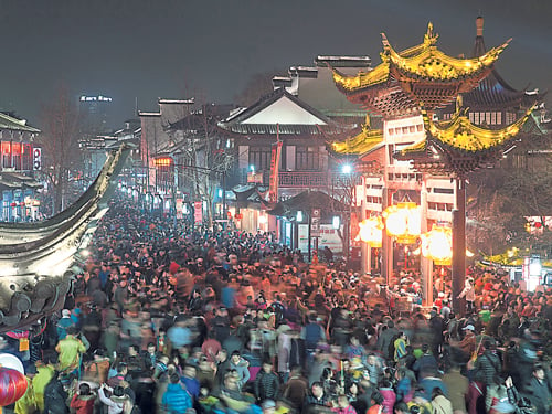 江蘇省南京夫子廟在大年初一迎來滿滿人潮，當天的燈籠慶典為新年拉開序幕，民眾為一睹漂亮燈籠，將整條街道填滿不留一寸空地。（路透社）