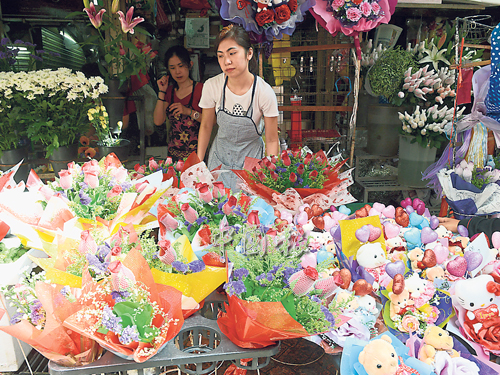 茨廠街花店擺滿各式各樣的情人節花束。