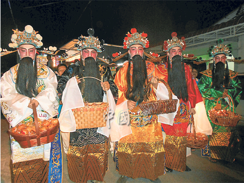 双溪比力首开先河，主办五路财神在“送穷日”出游送财。 