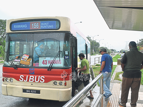 陸路公共交委員會建議在武吉柏倫東和武吉聖淘沙一帶增加至少3條，川行花園與花園之間的巴士路線，以應付居民需求。