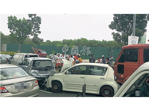 皇冠城主要道路發生5車連環撞意外。