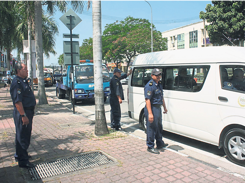 威省市議會執法人員在鎖車輪行動過程中，沒有遭遇民眾不禮貌對待。