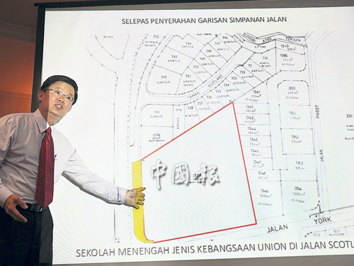 曹觀友出示圖測，講解早前協和中學因蘇格蘭路擴建工程而被征地的情況。（攝影：陳金榮）