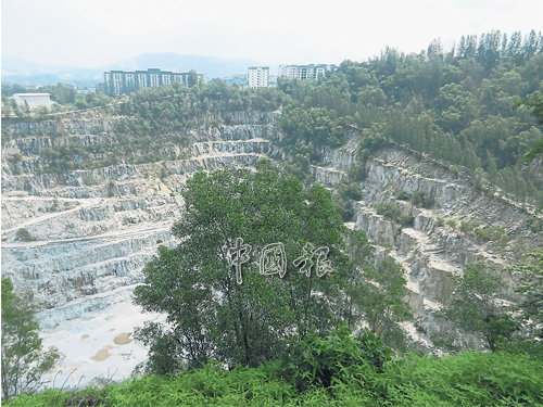 皇冠城炸石厂早在35年前就在当地开发，采石后留下的深坑目前深约300公尺。