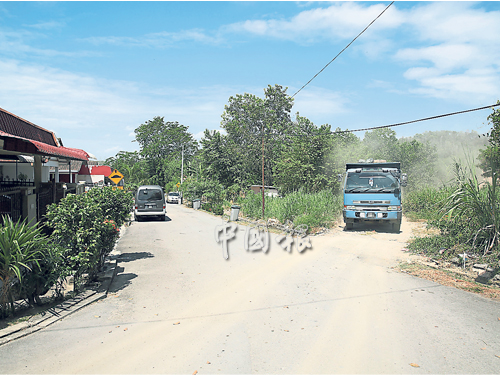 罗厘频密在住家前方的空地出入，居民生活饱受噪音及尘埃干扰。