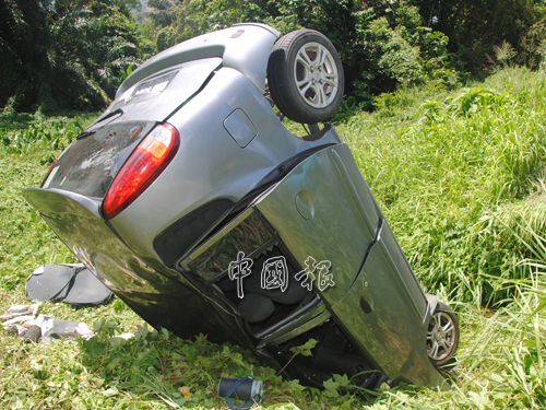 死者駕駛的轎車撞向路旁，前部嚴重損壞。