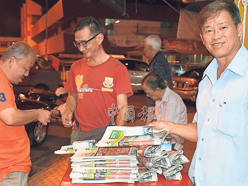 《中國報》好康回饋讀者，市民踴躍支持，紛紛購買。中為賴觀清。