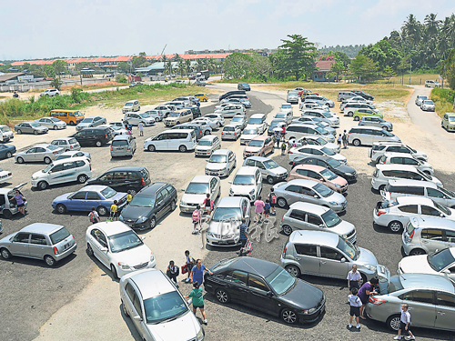 有關空地平日有上百輛轎車及校車載送敬群學生上下課。