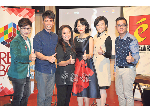 《Astro經典名曲歌唱大賽2013》戰友梁瑋申（左起）、羅志聰、麗珍、黃雪雲與鄧和利為李尤莉（右3）的發片記者會站台。