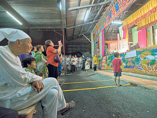 閩劇或稱福建戲，經過台灣的歌仔戲的洗禮后，提升了它的生命力。