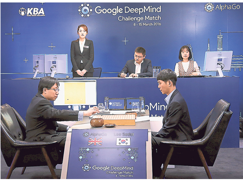 韩国棋手李世（右）周二与在谷歌人工智能软体AlphaGo在韩国首尔进行最后一局对弈，引起各界高度关注。(新华社) 