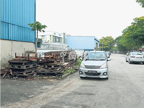 一些廠家將車子泊在工廠門口，也遭到執法組驅趕。