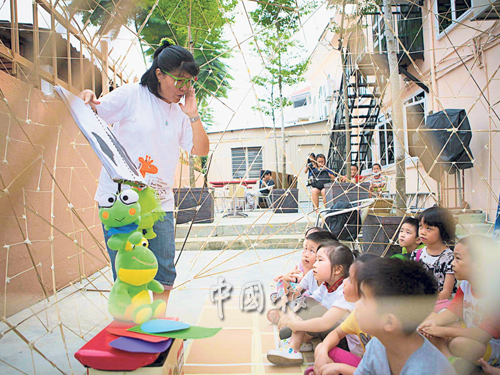 長頸鹿圖書館說書會上，志工老師給小朋友們講故事。