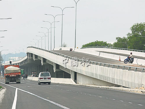 峇六拜沿海大道，過去在繁忙時段十分塞車，但隨著提升工程及高架公路的完成，相信能解決當地人的困擾。