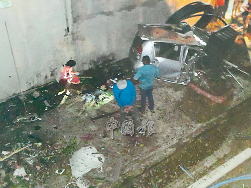 死者蔡雄安駕駛的國產邁薇轎車車頭嚴重毀壞，平躺在轎車旁地面，引起路人圍觀。