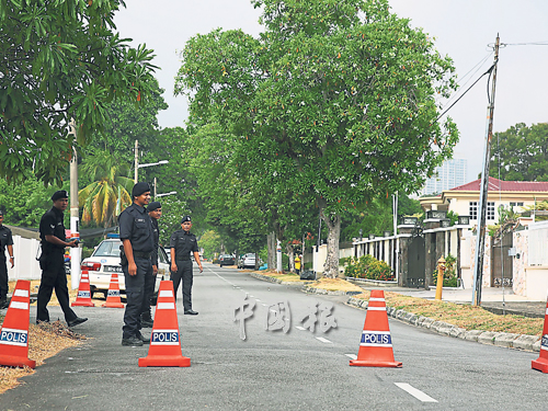 警方在林冠英住家前的賓鴻路設路障，防止當地居民以外的人士進入。