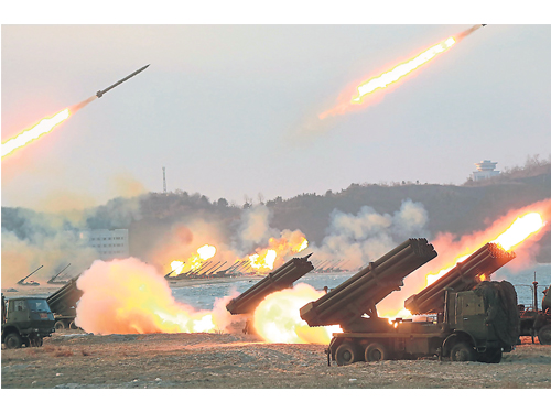 朝中社週五發布照片顯示，朝鮮軍方聯合單位正在大規模發射長程彈道導彈。（法新社）