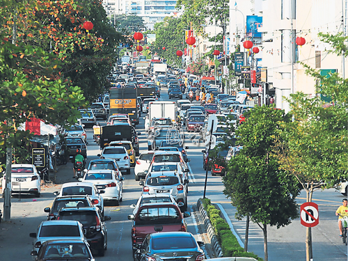 海墘路车流量多，经常面对塞车问题。（档案照）